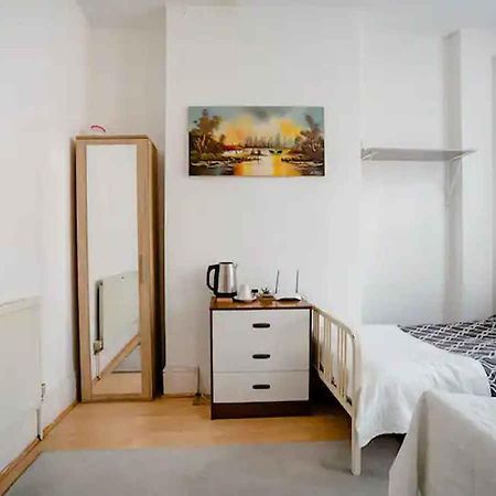 Homestay Near Tottenham Hotspur Stadium London Exteriör bild