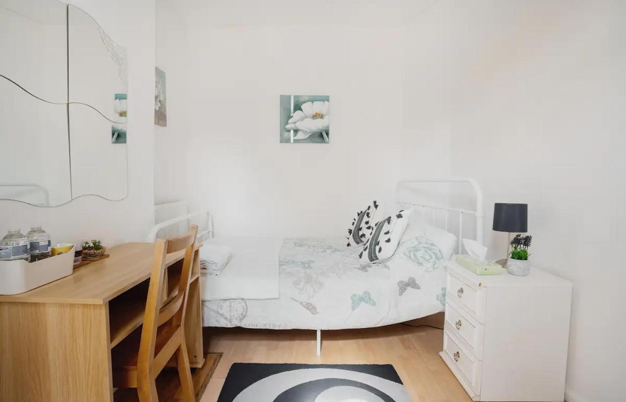 Homestay Near Tottenham Hotspur Stadium London Exteriör bild
