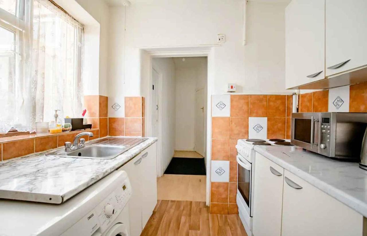 Homestay Near Tottenham Hotspur Stadium London Exteriör bild