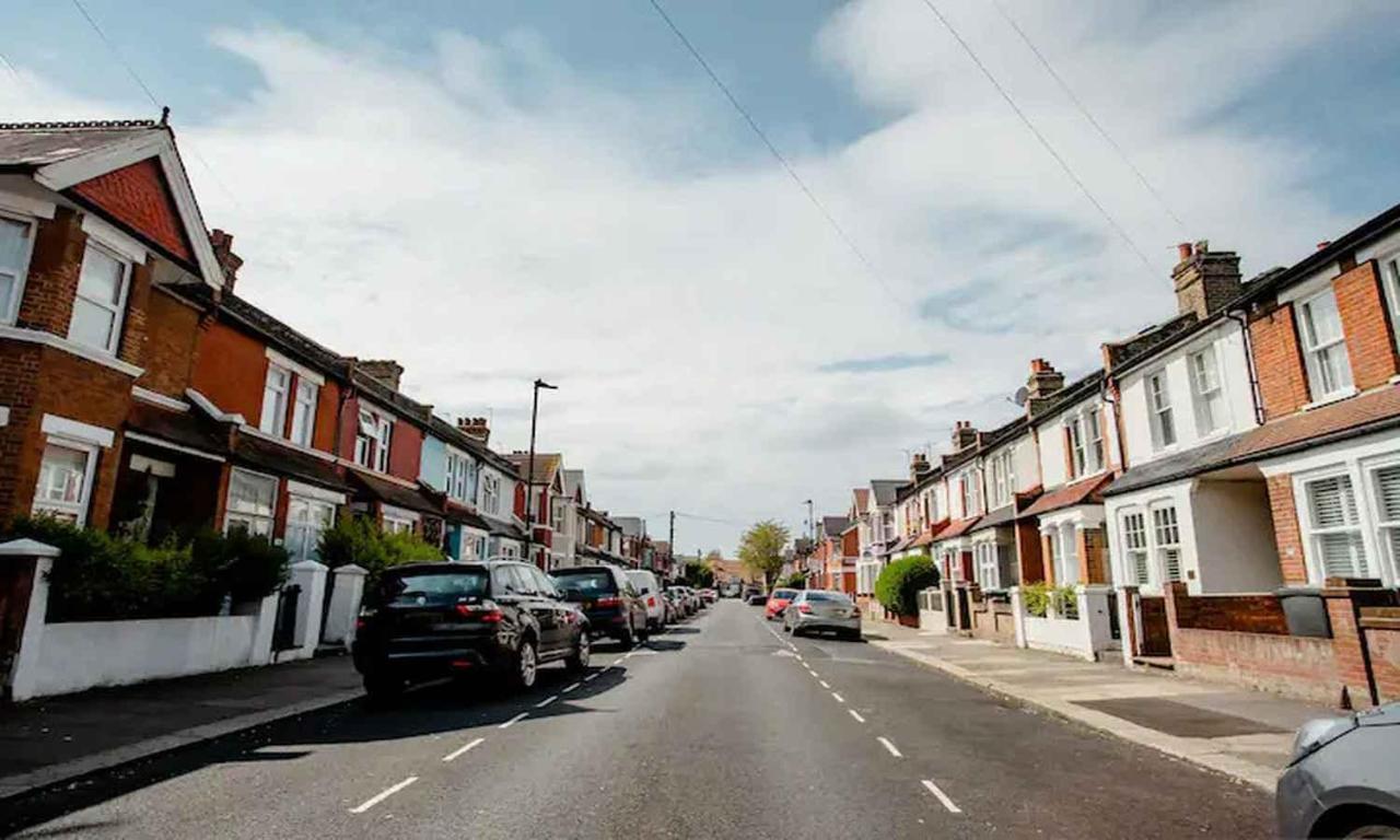 Homestay Near Tottenham Hotspur Stadium London Exteriör bild