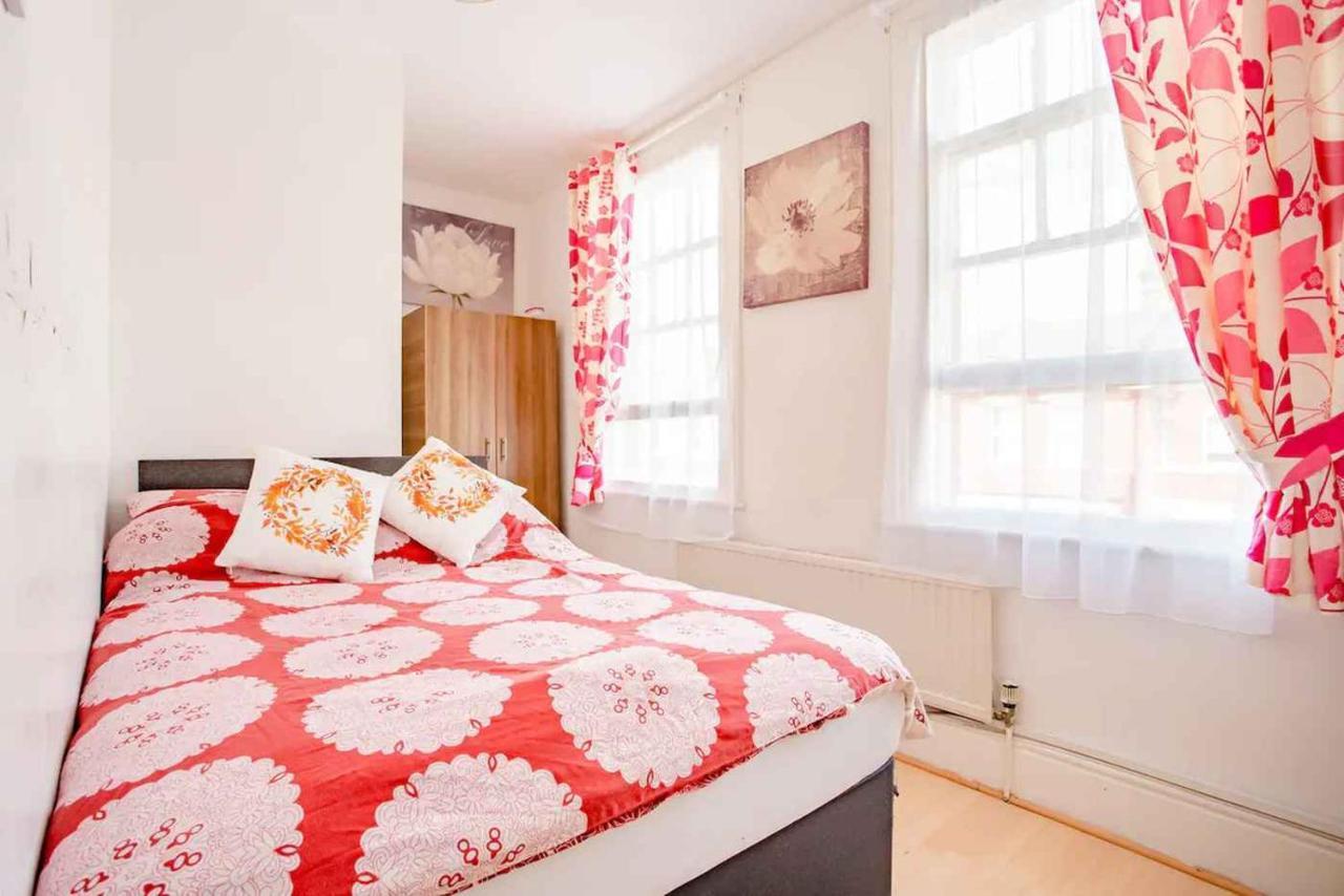 Homestay Near Tottenham Hotspur Stadium London Exteriör bild