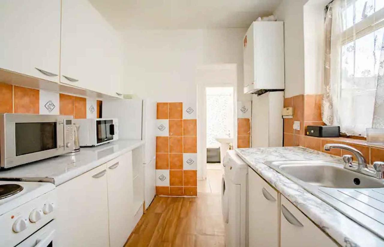 Homestay Near Tottenham Hotspur Stadium London Exteriör bild