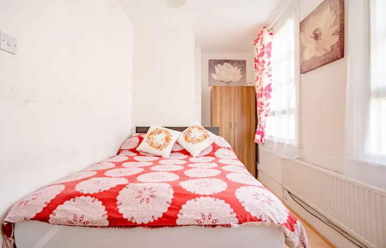 Homestay Near Tottenham Hotspur Stadium London Exteriör bild